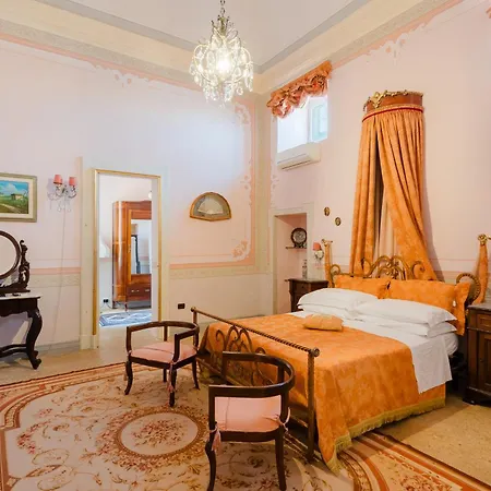 Palazzo De Castro 3* 스퀸자노